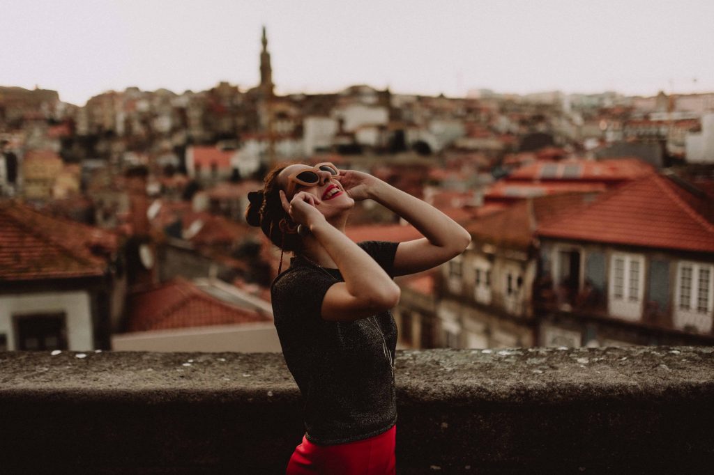 une femme avec des lunettes sur la tête regarde le ciel