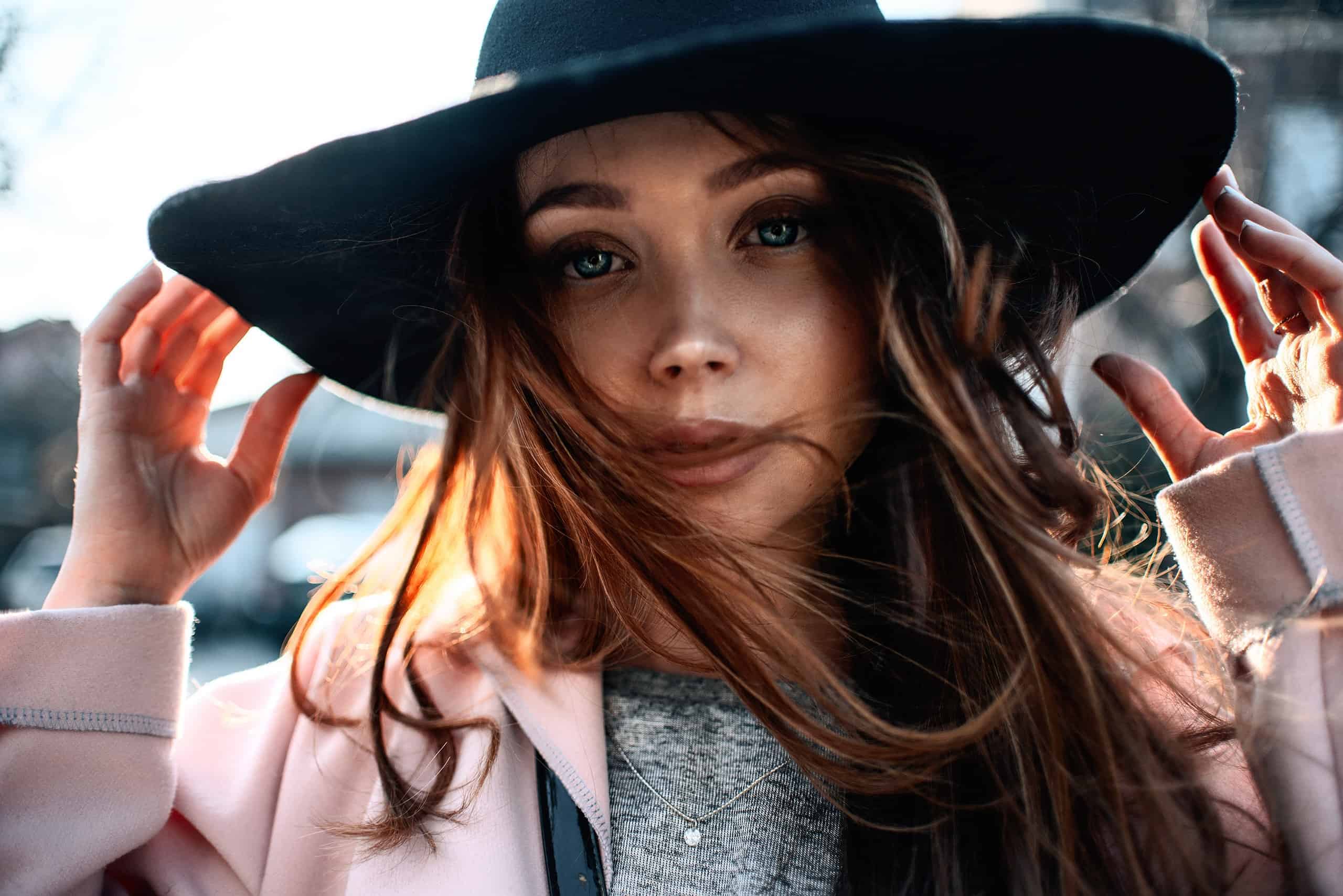une femme avec un chapeau sur la tête