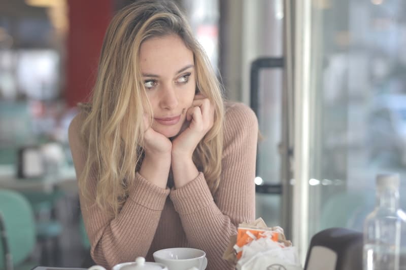une femme blonde dans un café