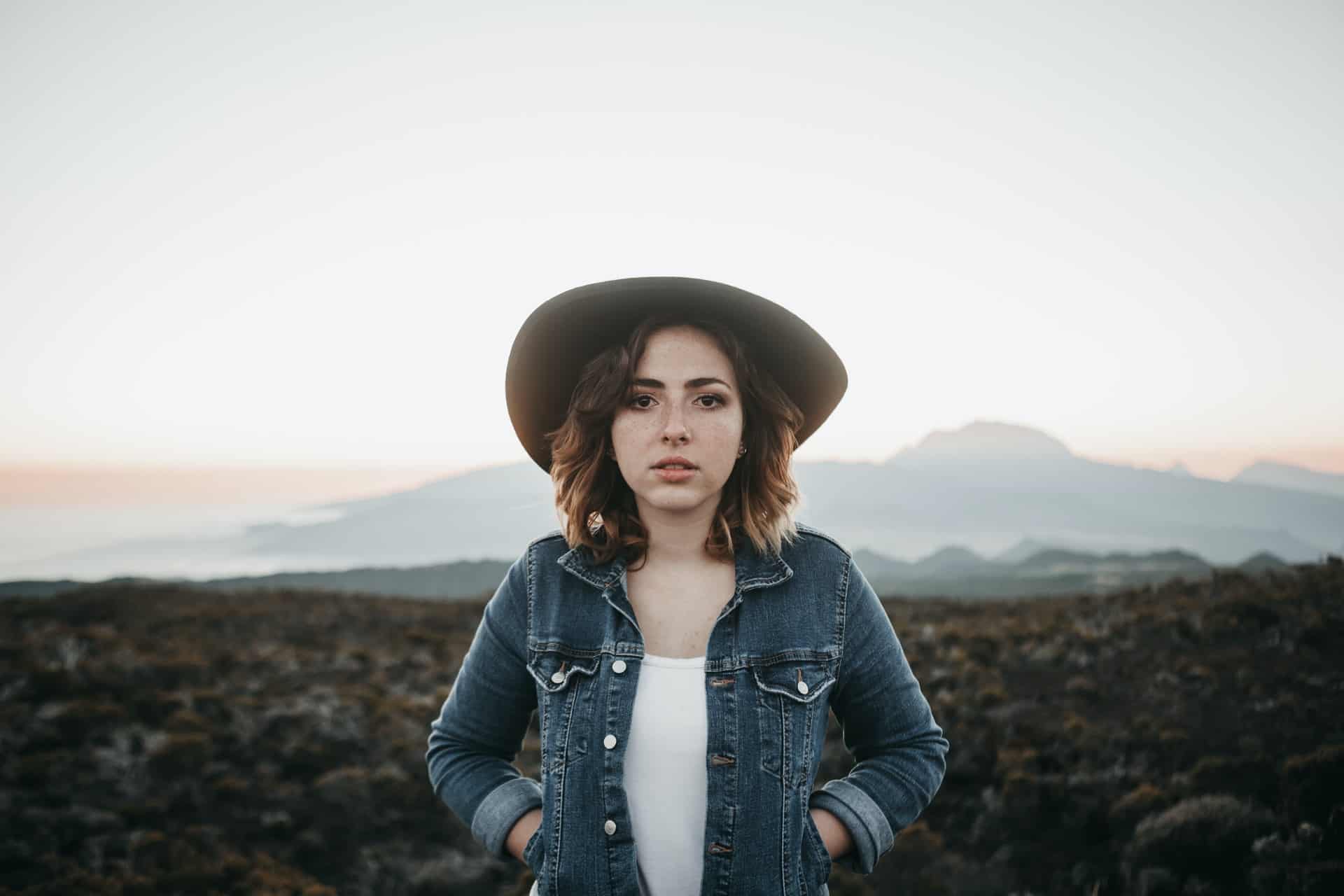 une femme déçue porte un chapeau