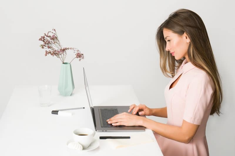 une femme heureuse travaillant sur un ordinateur portable