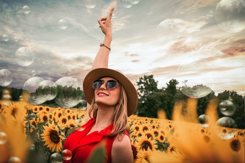 une femme satisfaite dans un champ de tournesols