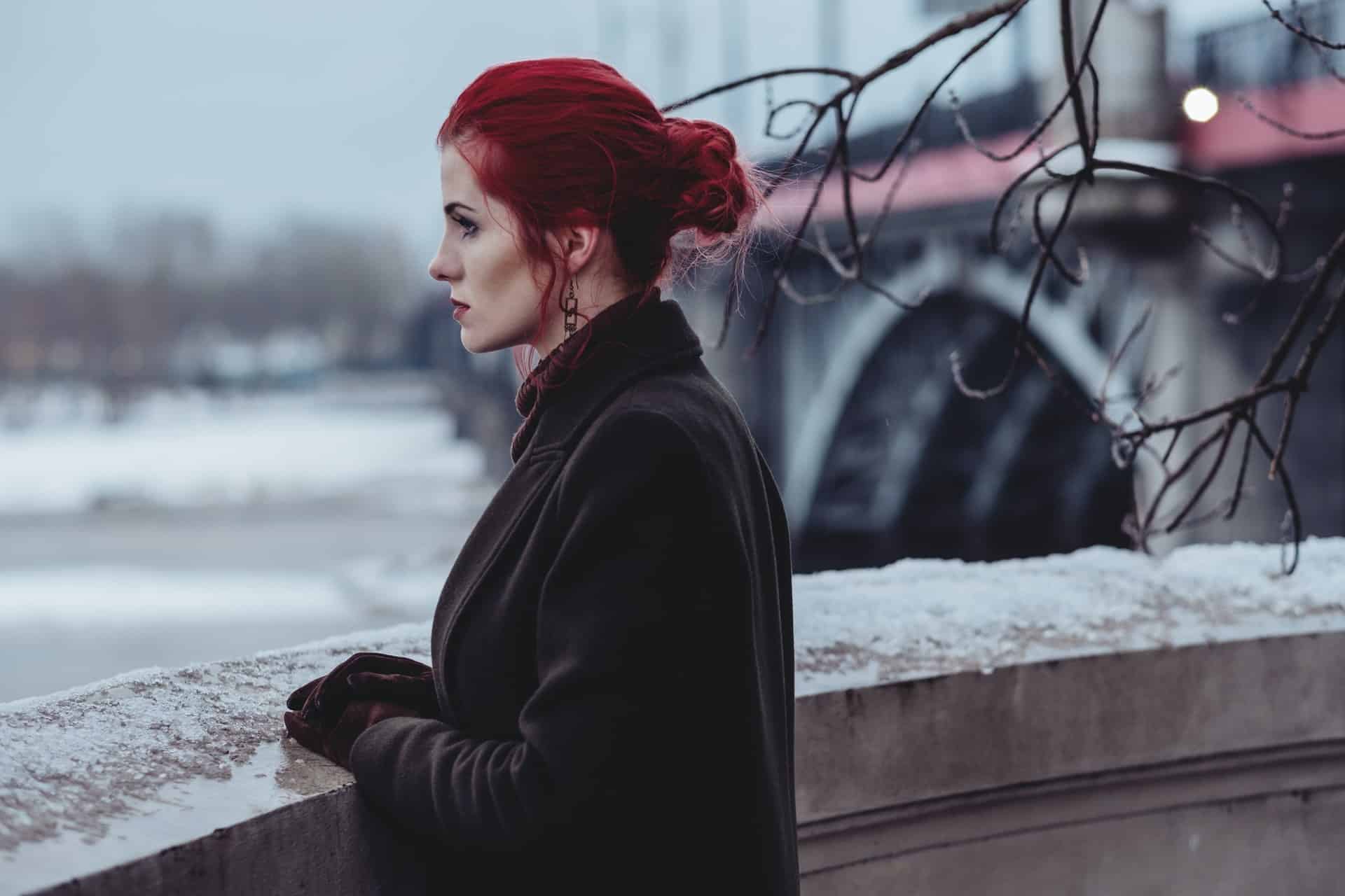 une femme triste regarde la rivière