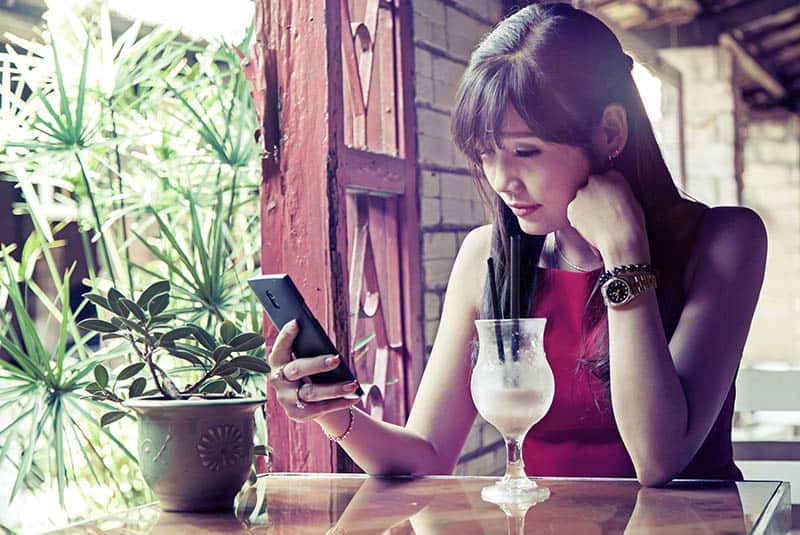 12 Façons De Savoir Si Vous Lui Plaisez D’après Les Textos Qu’il Vous Envoie