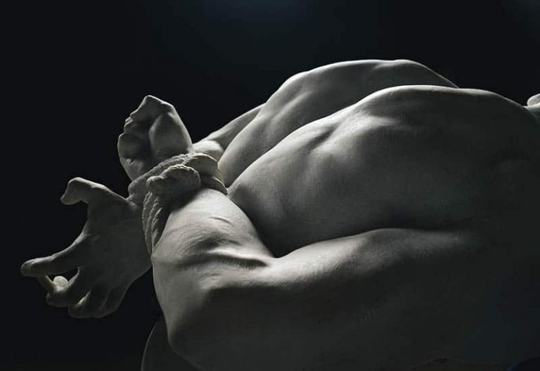 les mains d'un homme liées