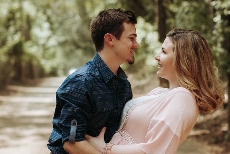 jeune couple s'embrassant dans la nature