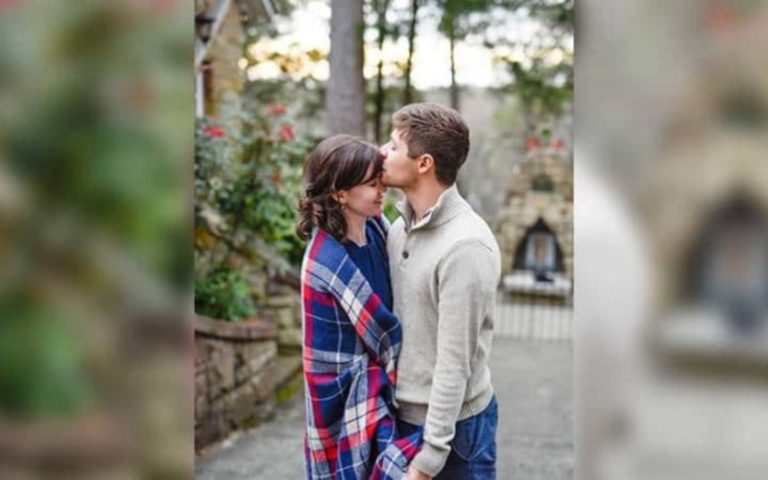 homme embrassant une femme sur le front