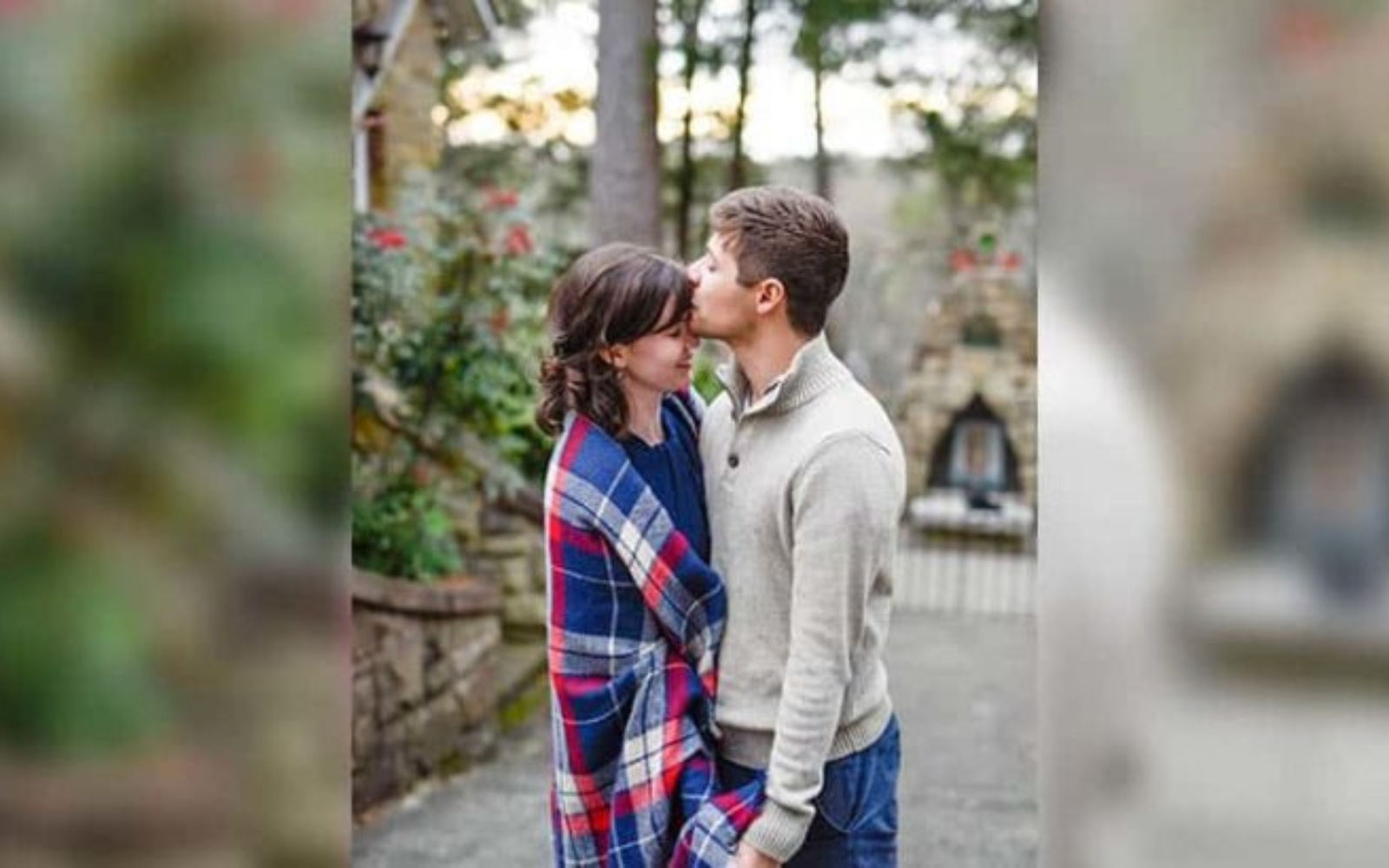 homme embrassant une femme sur le front