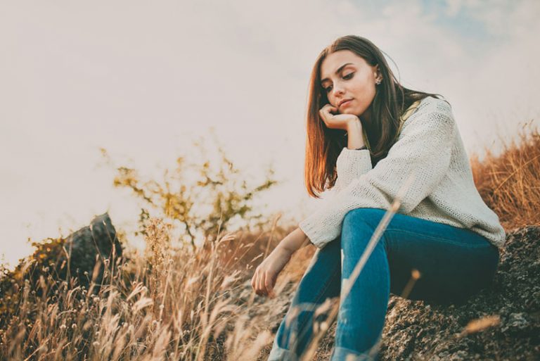 jeune femme, penser profondément sur la colline