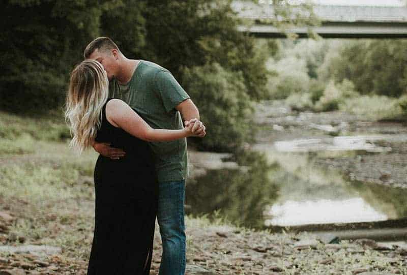 homme et femme embrassant