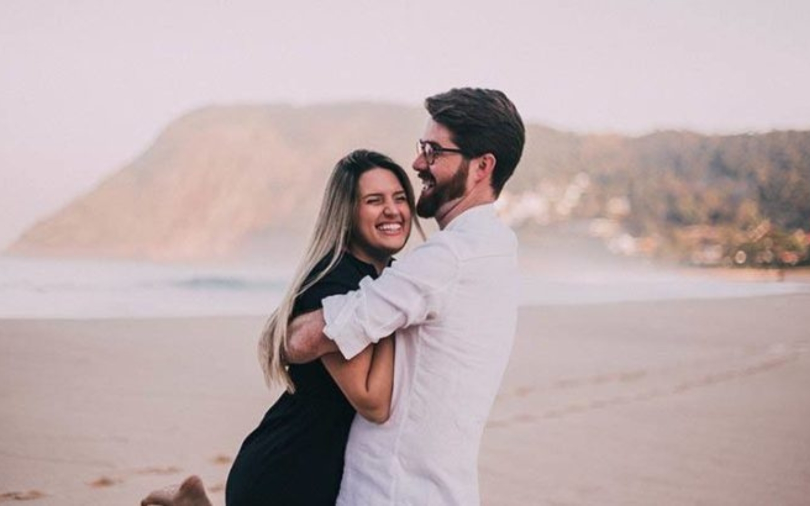 homme etreignant une femme
