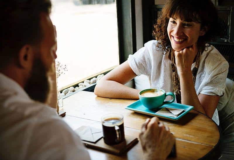 couple, boire du café et parler