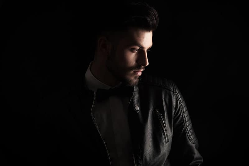jeune bel homme dans l'obscurité