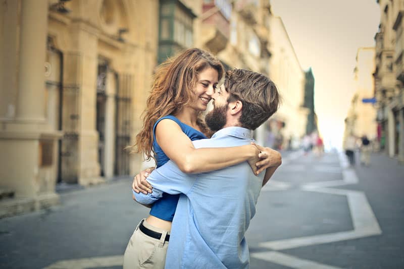 jeune couple amoureux dans la rue