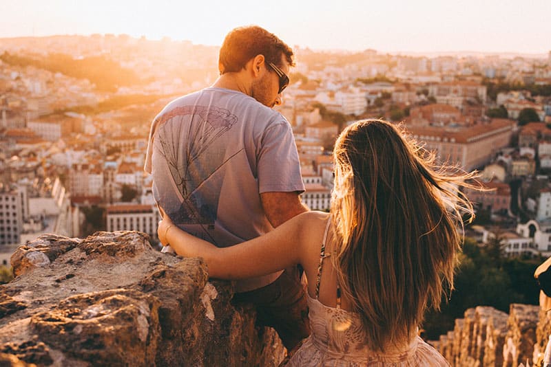 jeune couple, apprécier, coucher soleil, ensemble