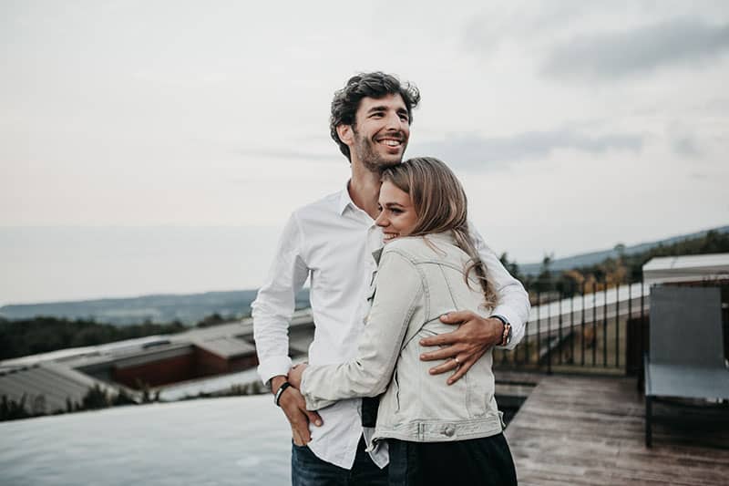 jeune couple, étreindre, dehors