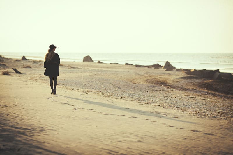 jeune femme, à, a, chapeau, marche plage