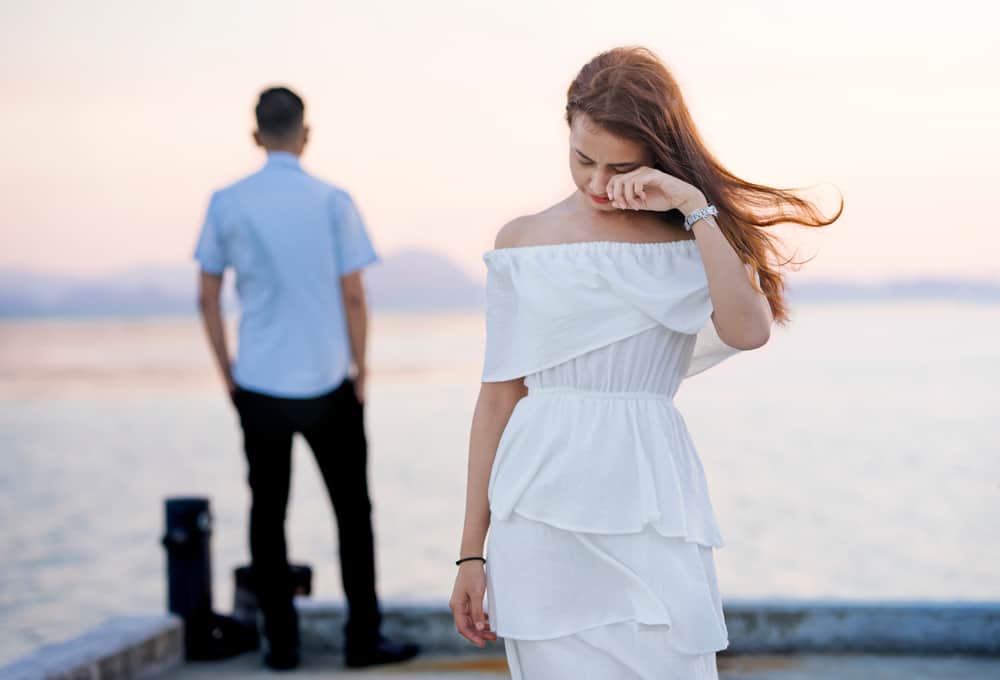 la femme déçue quitte l'homme