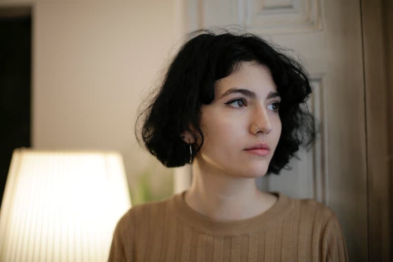 la femme imaginée regarde ailleurs