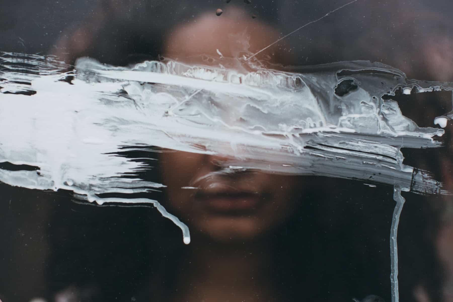 la femme regarde par la fenêtre sale