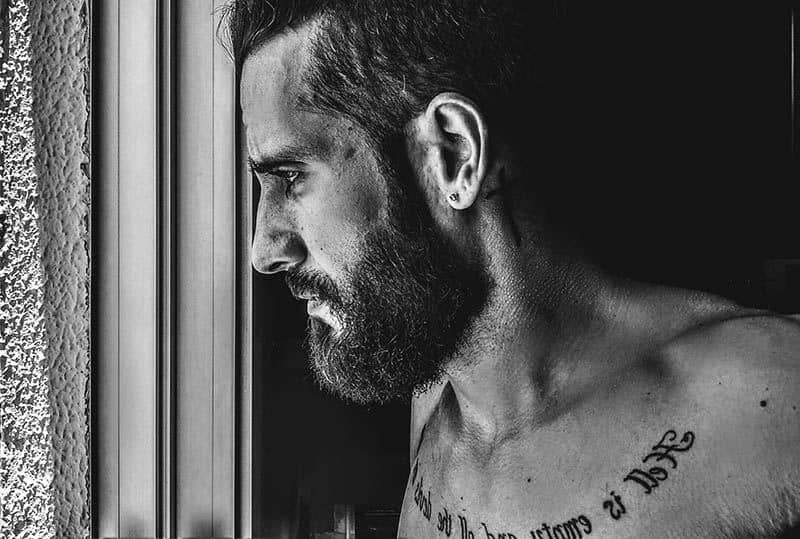 l'homme regarde par la fenêtre