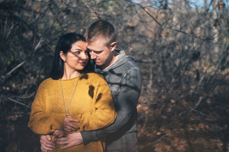 l'homme serra la femme dans ses bras et baissa la tête