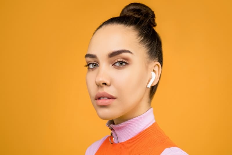 portrait, beau, femme, écouteurs