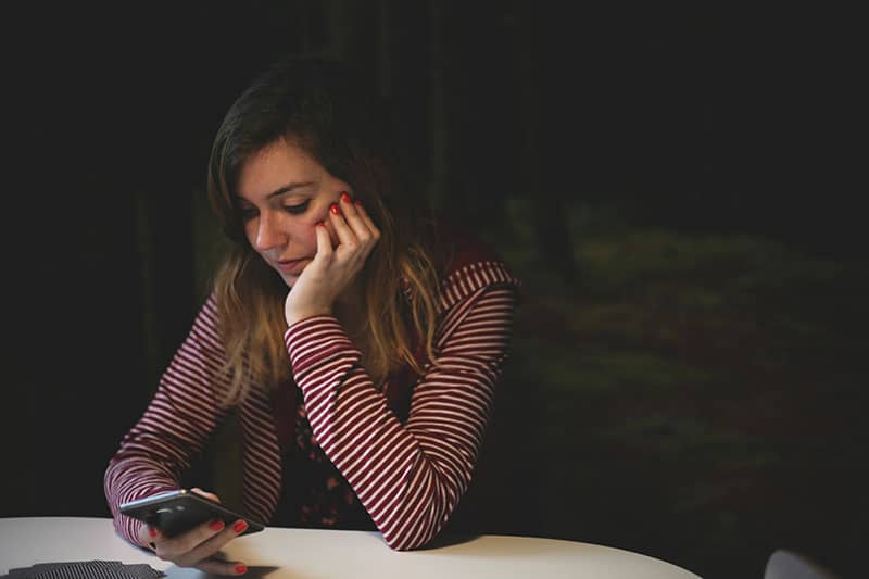textos de jeune femme dans l'obscurité