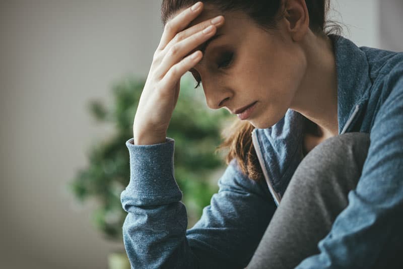 triste femme déprimée sur canapé