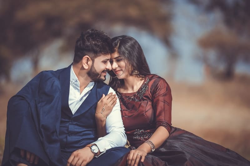 un couple heureux assis sur un pré