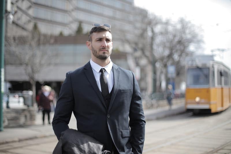 un homme dans un département dans la rue