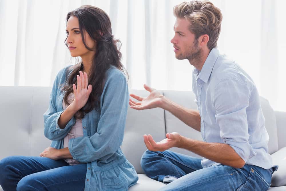 un homme explique quelque chose à une femme
