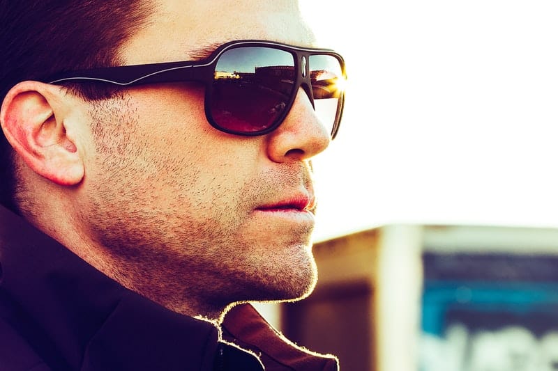 un homme sérieux avec des lunettes