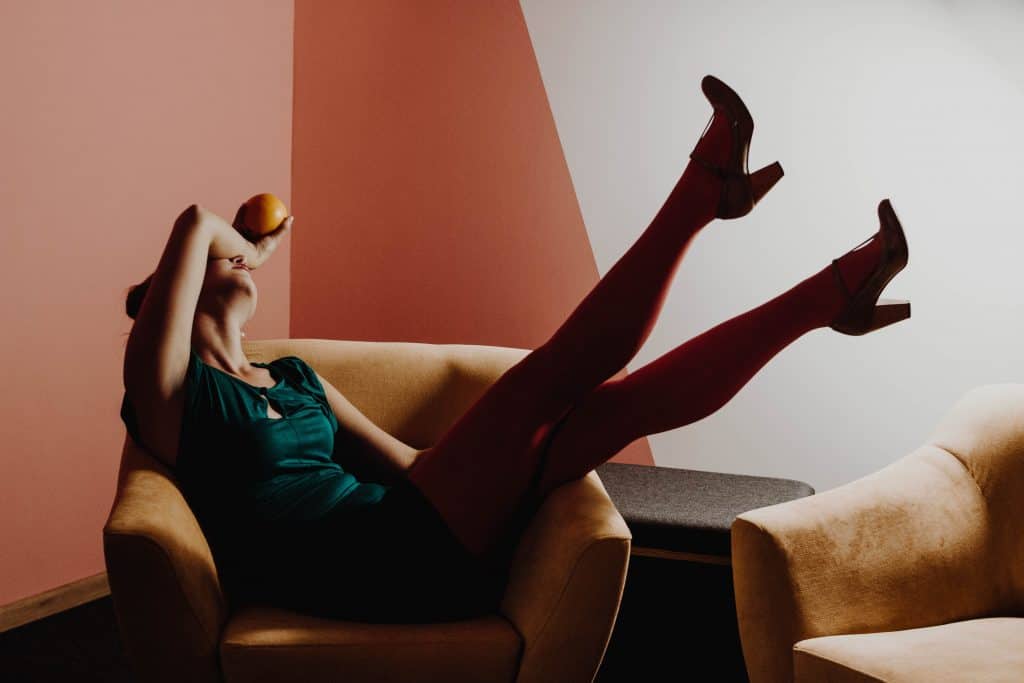 une femme assise sur le canapé