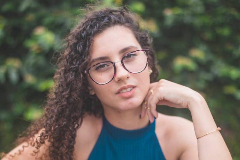 une femme aux cheveux bouclés dans des verres