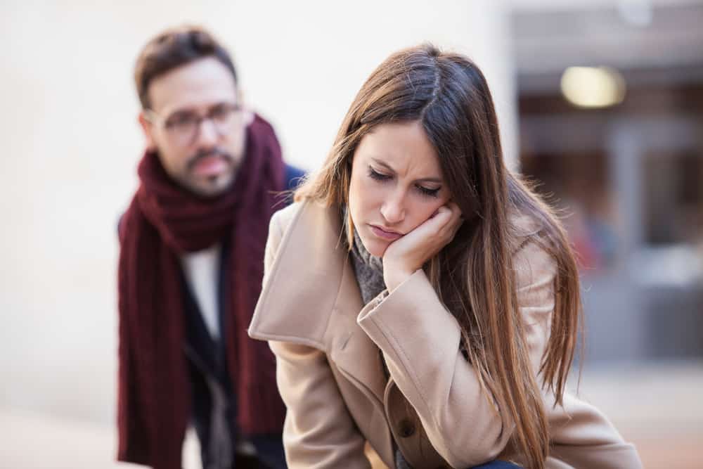 une femme déçue a tourné le dos à l'homme