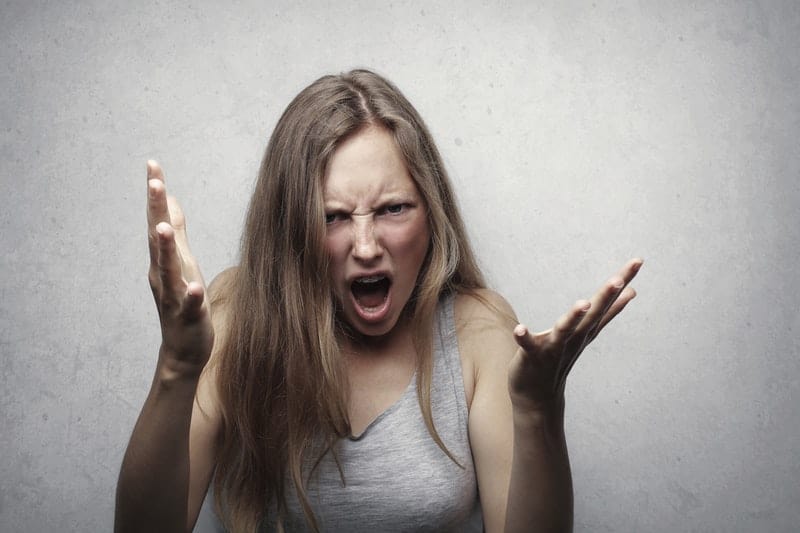une femme en colère crie