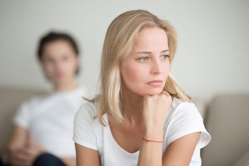 une femme triste a tourné le dos à l'homme
