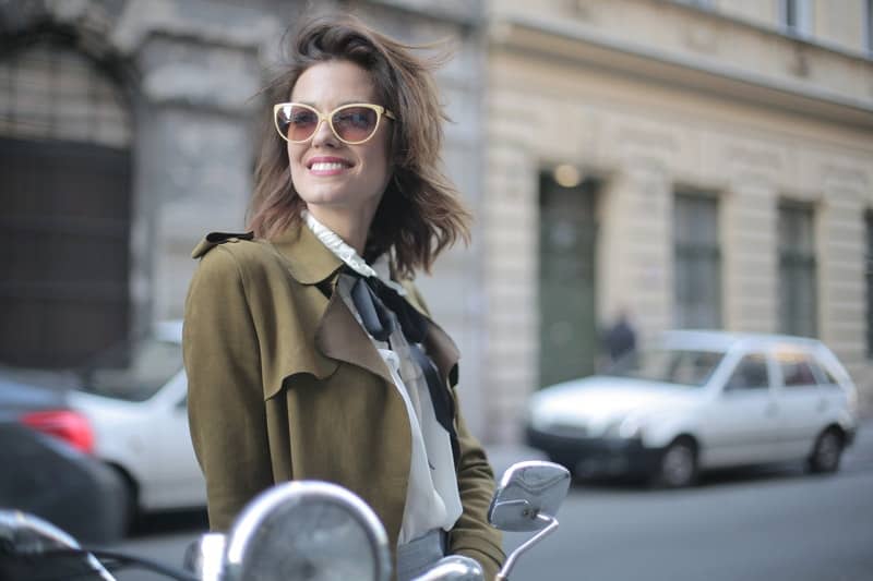 une femme à lunettes de soleil