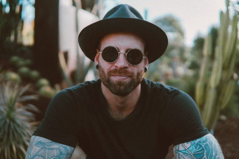 un homme avec des lunettes