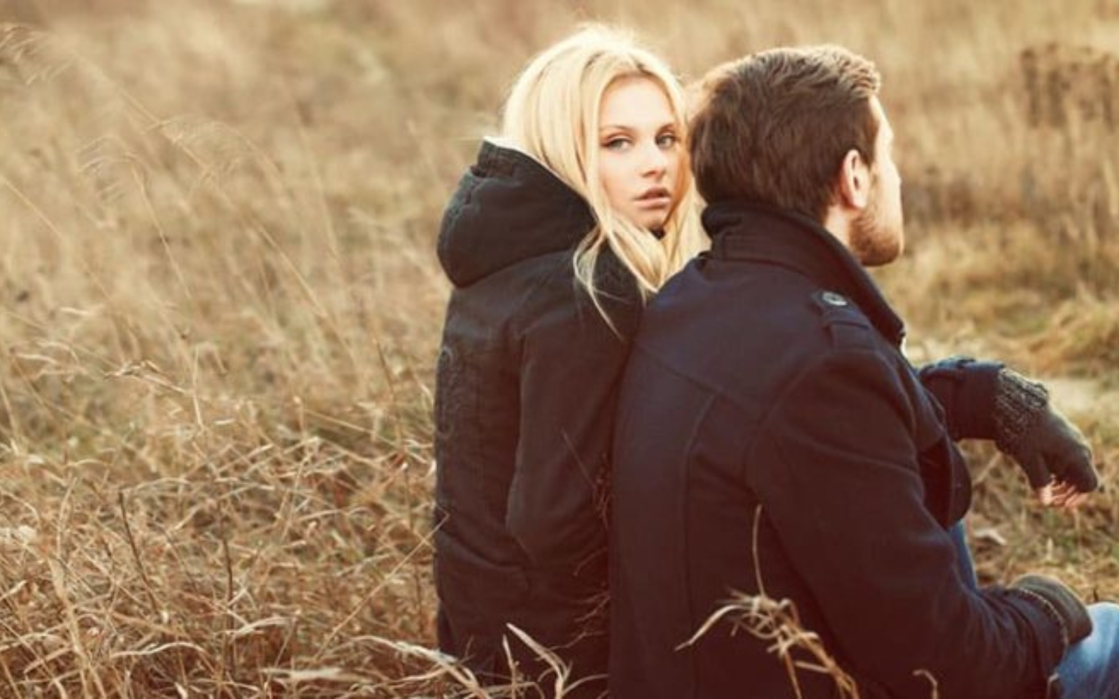 jeune couple malheureux assis dans la nature