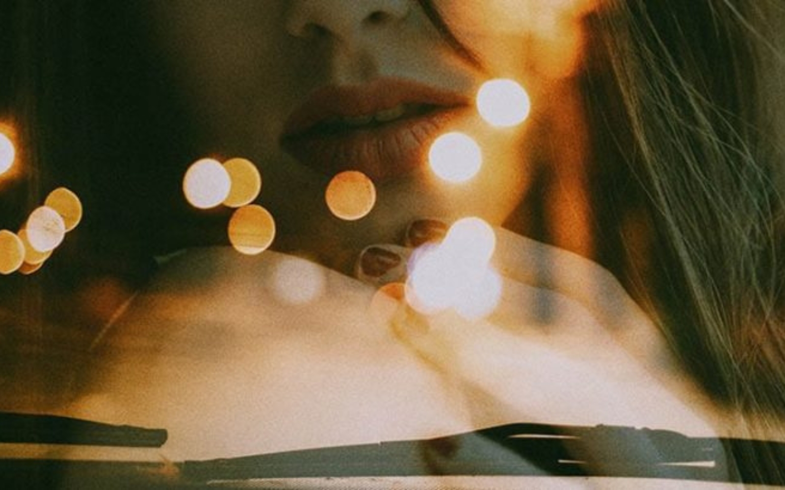 triste jeune femme au volant de voiture