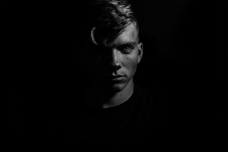 l'homme a un bon regard