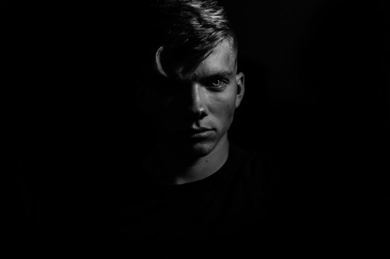 l'homme a un bon regard