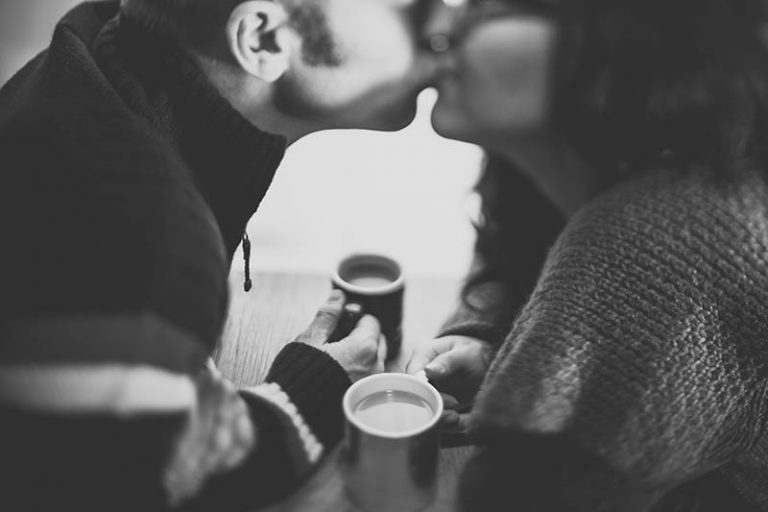 jeune couple, baisers, dans, café