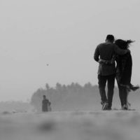 photo noir et blanc d'un couple marchant ensemble