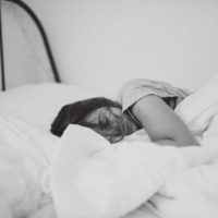 une femme fatiguée couchée dans son lit