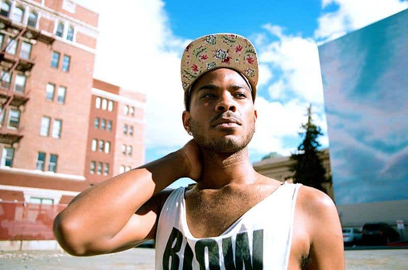 jeune homme afro-américain dans la rue