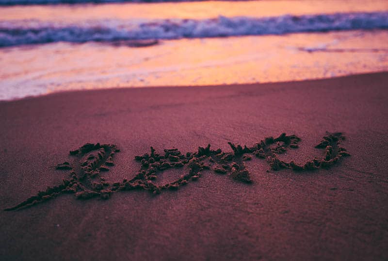 amour écrit dans le sable sur la plage