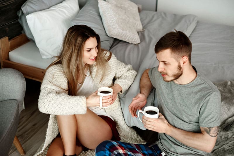 couple, boire du café et parler